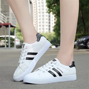 2021 kevadel ja suvel uued naiste kingad, väikesed valged kingad naiste korea versiooni hingav mitmekülgne juhatuse kingad armastavad fashio